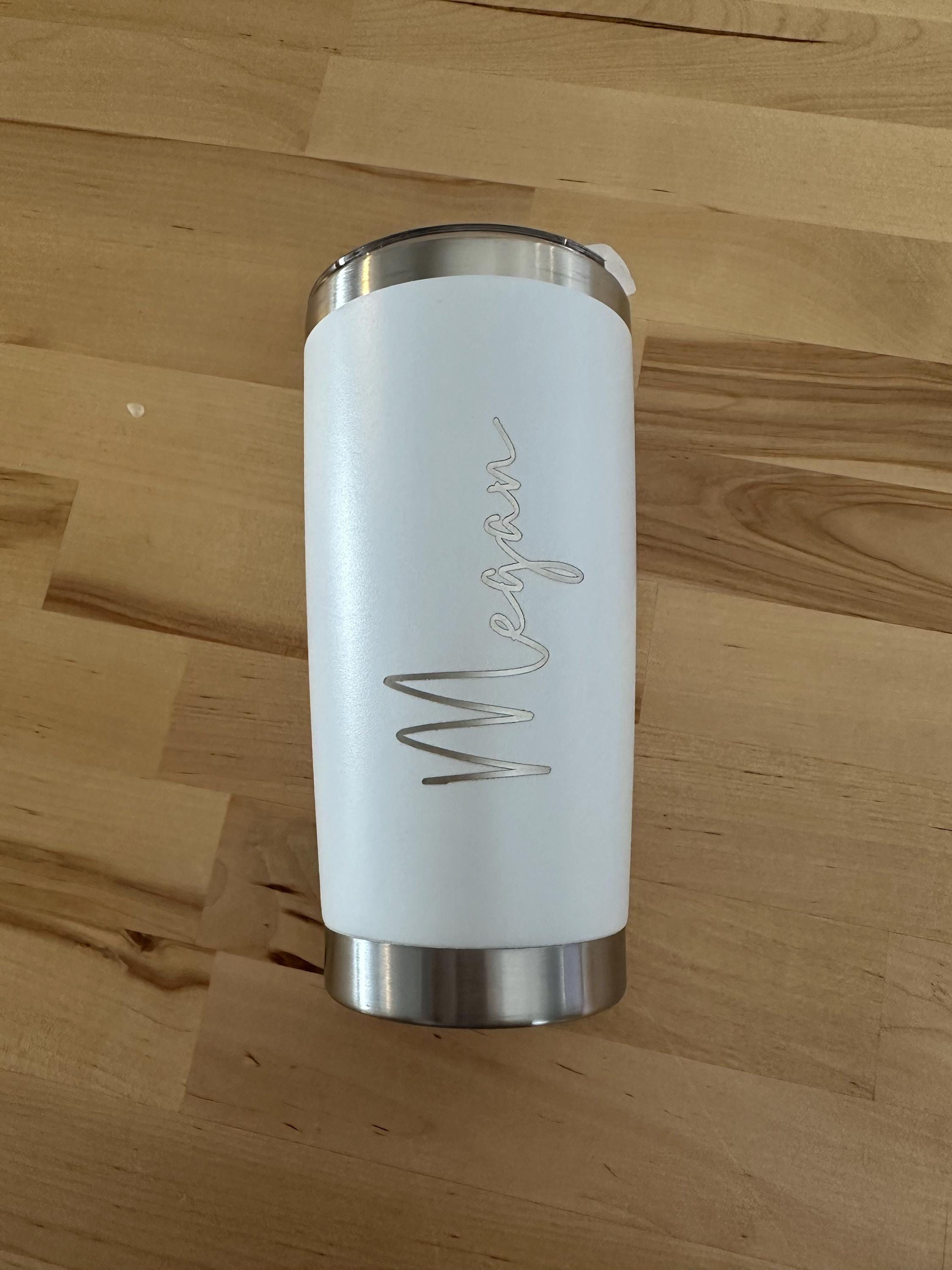 Personalisierter 20 oz Becher, Reisebecher mit individuellem Namen, Becher mit Lasergravur, Wasserbecher aus Edelstahl, Brautjungfernbecher, Isolierbecher