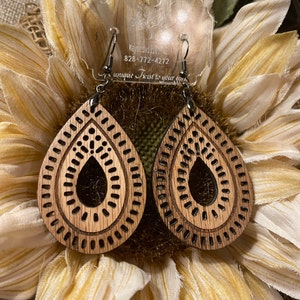Visual Reference: 2 Piece Scalloped Flourish Laser Engraved Earrings Digital File