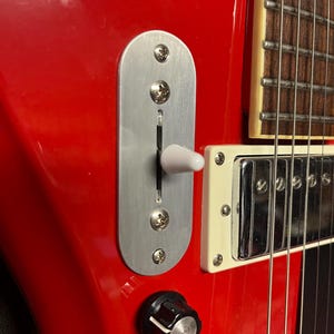 Camera Vuota Di Una Casa Con Pavimento In Laminato Scuro E Una Finestra In Alluminio Anodizzato Un Radiatore Basso Colore 267331792 - Foto 2