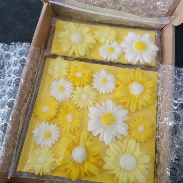 Medium White Daisies - 180 Count Edible Decorations main image 1
