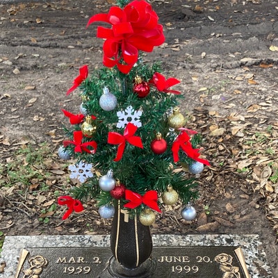 Cemetery Christmas Tree Cemetery Flowers Christmas Tree Cemetary ...