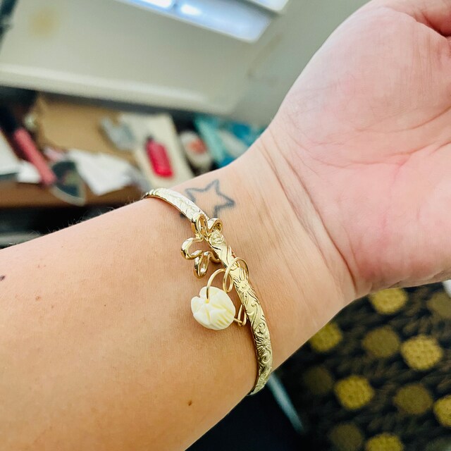 5MM Hawaiian Hamilton Gold Bangle With Flower Charm and Add