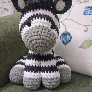 かぎ針編みの座ったシマウマのパターン サファリ アミグルミぬいぐるみ