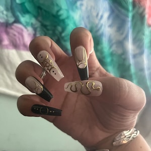 Presse sur les ongles, nude noir et rose, ongles lune, or, presse ...