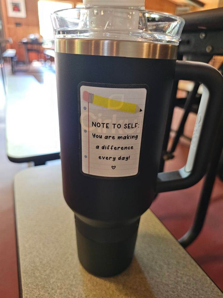 Notiz an mich selbst: Du machst jeden Tag einen Unterschied – Wasserfester Aufkleber mit liniertem Papier und Bleistiftdesign, 3" durchsichtige Wasserflasche + Laptop-Aufkleber