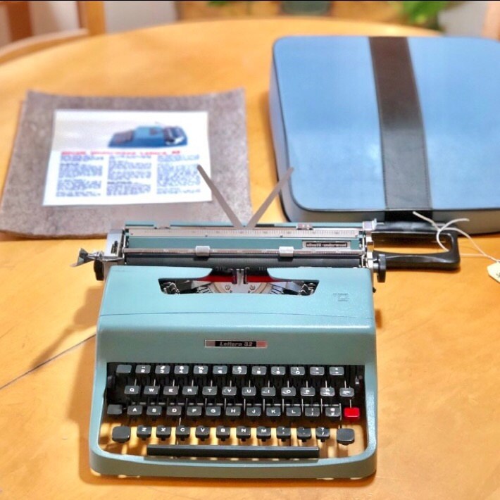 Olivetti lettera 32 carriage lock