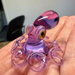 ガラスタコ 職人の手作り  置物 工芸品 美術品 芸術品 紫の吹きガラス、オレンジと青のタコのガラスの置物、タコのガラスの海