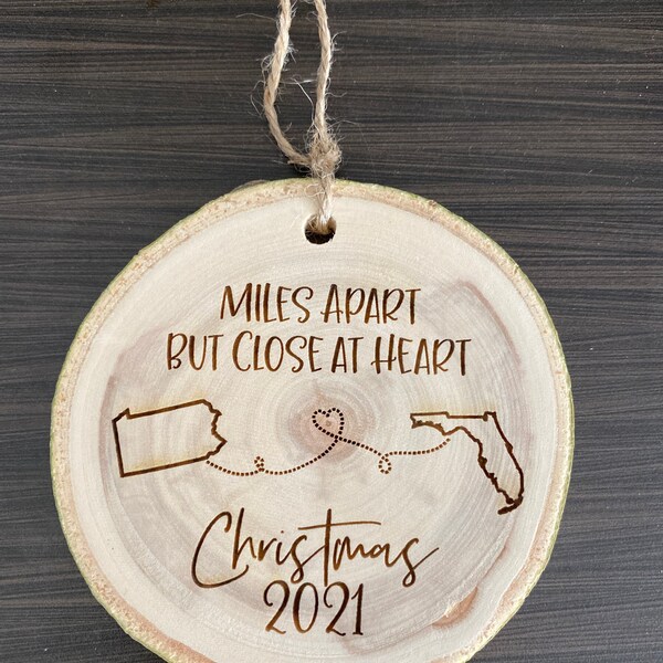Portachiavi Tascabile Miles Apart But Close At Heart Con Mappa USA – Acciaio Inox