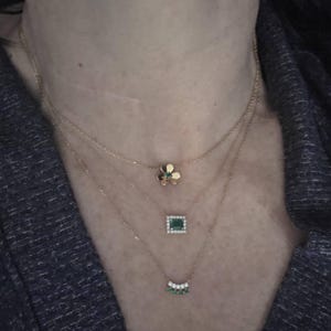 ダイヤモンドハロー付き天然エメラルドネックレス。ザンビア産