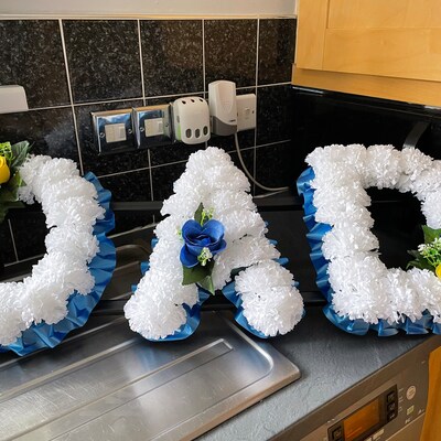 Creating A Floral Arrangement In Memory Of A Loved One - Foto 6