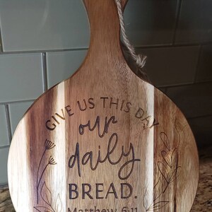 Wandschild „Give Us This Day Our Daily Bread“ – Bibelvers Matthäus 6:11, Holz 81,3x30,5 Cm