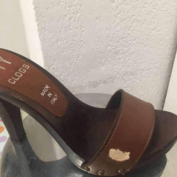 Mule Blanc Chaussures avec Bande Rouge en Velours Et Talon 13 CM Mule Blanc Chaussures avec Bande Rouge en Velours Et Talon 13 CM