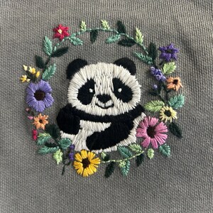 手刺繍の訪問着(パンダ柄) パンダの手刺繍パターン、花柄パンダ、かわいいパンダのデザイン