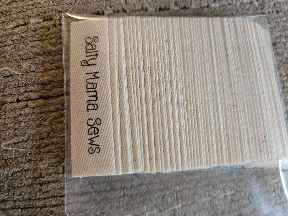 Namensetikett aus Stoff, Bio-Naturbaumwolle, personalisiert, individueller Text – vorgeschnitten, 13 mm x 50 mm