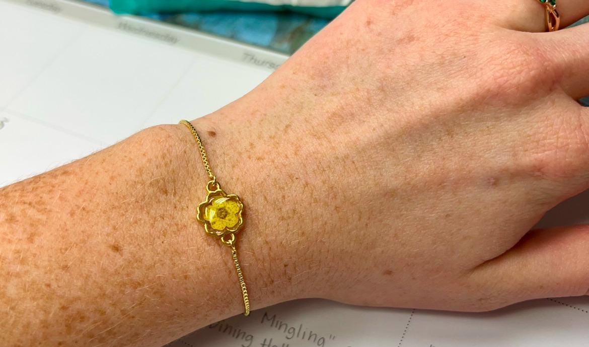 Pressed flower bracelet, Resin bracelet, gold bracelet, Small size, Bridesmaid bracelet, Friendship bracelet, gift for her