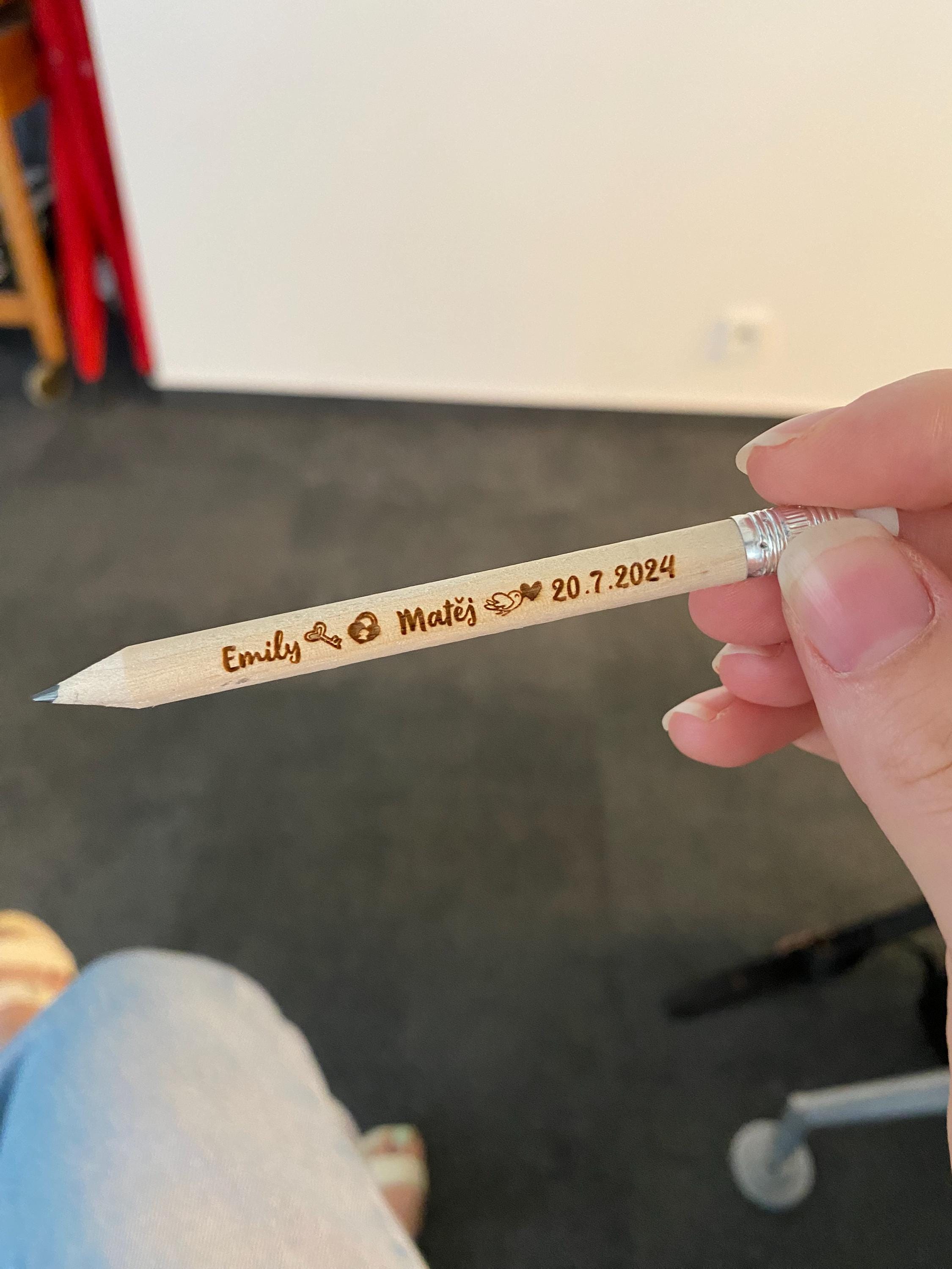 Hochzeitsgeschenke, personalisierte, gravierte rustikale Holzstifte zur Hochzeit. Einzigartige Ideen für Hochzeitsgeschenke für Geschenktüten • AA078