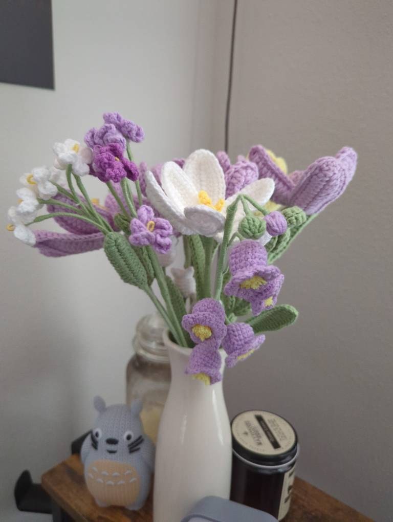 Gehäkelter Blumenstrauß, Tulpe, Rosa, Weiß, Lila, Blau, ewig, Abschluss, Geburtstag, Geschenk für Freundin, Schwester, Freundin, Liebe, Ostern