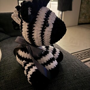 かぎ針編みの座ったシマウマのパターン サファリ アミグルミぬいぐるみ