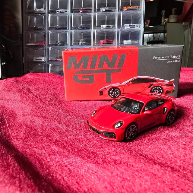 Mini GT Porsche 911 Turbo S Guards Red - MGT00423 1:64