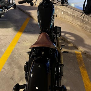 ボバーやチョッパーに最適なブラウンレザーのバイクシート - Etsy 日本