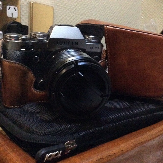 FUJI X-T1本体　バッテリー3個　フラッシュ　書籍　革製ケース 富士フイルムX-T1 レザーケース/本革ボディスーツ