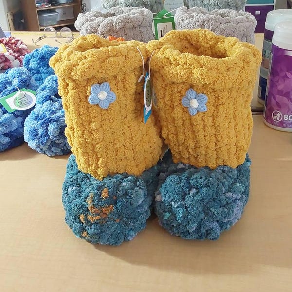 Chunky Knit Bootie Slippers Pattern: Finger Knit Cozy Booties (video