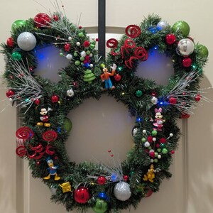 ディズニー風ミッキーマウスのクリスマスリース：お祝いの玄関ドア飾り