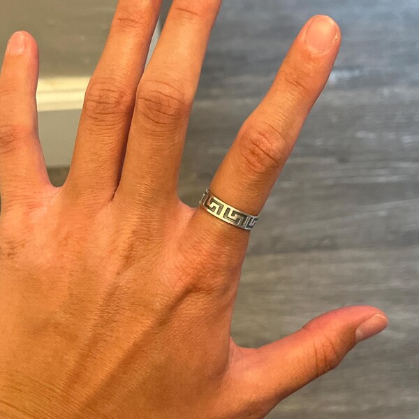 DESIGN Waterproof Stainless Steel Band Ring With Greek Wave In Silver Tone - Foto 2