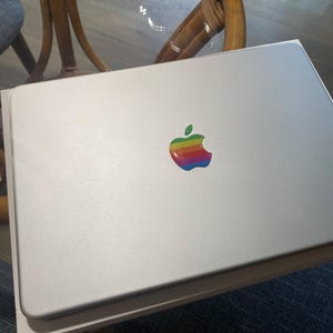 レトロなレインボーアップルロゴステッカー：3Dドーム型デカール