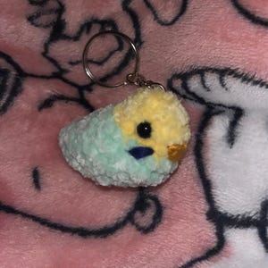 超ソフトなかぎ針編みのベビーインコキーホルダー | かぎ針編みの