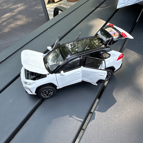 Modèle Réduit Toyota RAV4 En Métal 1:32 – Avec Effets Sonores Et Lumineux – Idéal Comme Cadeau Pour Collectionneur !