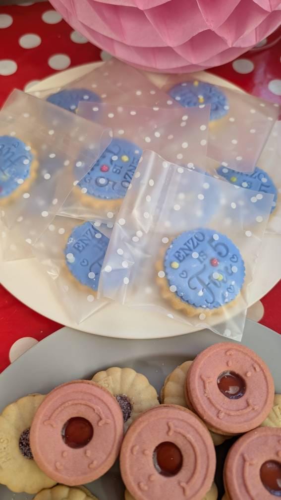 White polka dot pattern clear self adhesive bags (XXS/XS/S/M/L/LS) pack of 10,25,50,100,200,500. Ideal for party favours, gift bags.