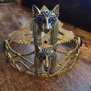 Broche Mythologie égyptienne Pharaon Et Dieu Anubis - Bijou Vintage Peint, Diamètre 28 Mm