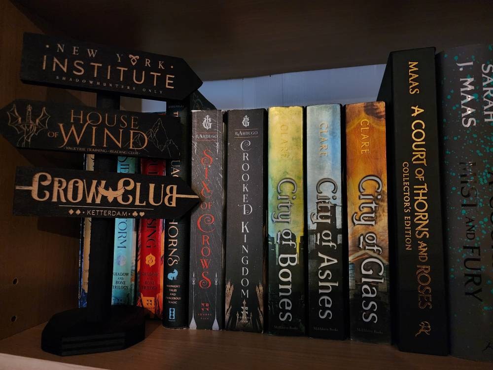 Standing Wooden Signposts, laser engraved, literary places inspired by literature: ACOMAF, Six of Crows, Nevernight...