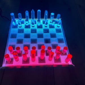 未来的なLEDライト付きチェスセット：光るアクリル製ボードと光る駒