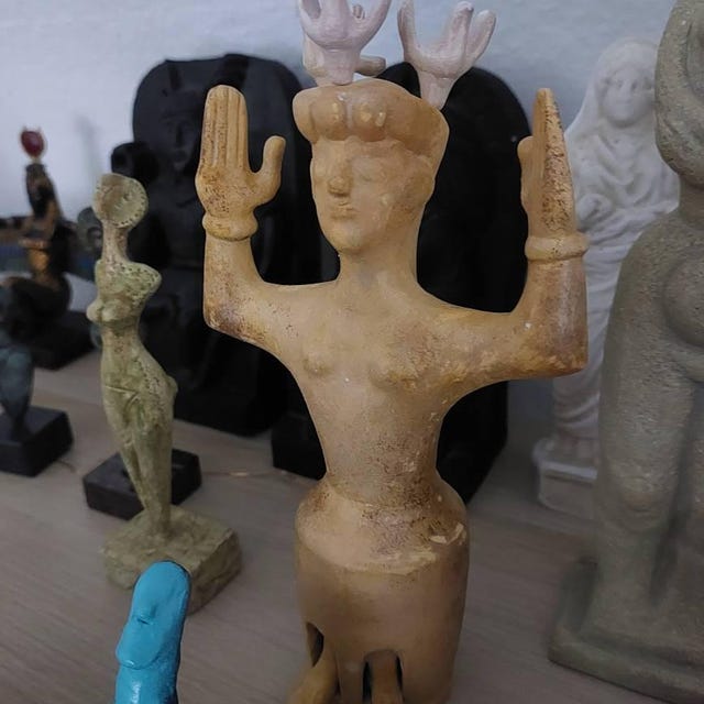 ミノア文明の女神像｜古代ギリシャの自然と母なる大地の像｜クノッソス