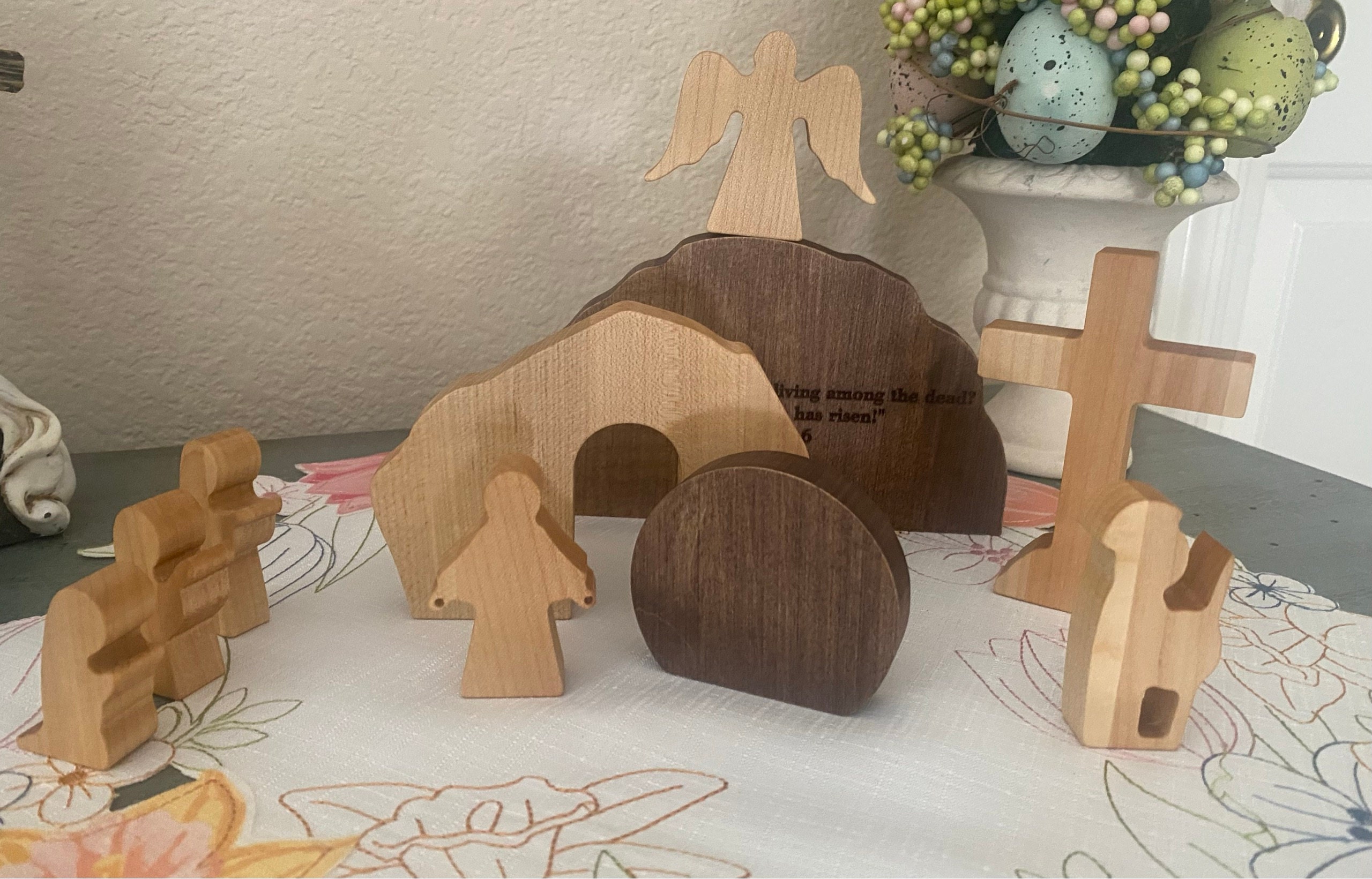 Osterdekoration, Auferstehungsszene, christliches Dekor, handgemachtes Osterandenken, Heimgeschenk, religiöse Ostergeschenke für die Familie, leeres Grab, Massivholz