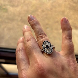 Anello di fidanzamento con diamanti e zaffiro blu vintage del Anello di fidanzamento con diamanti e zaffiro blu vintage del