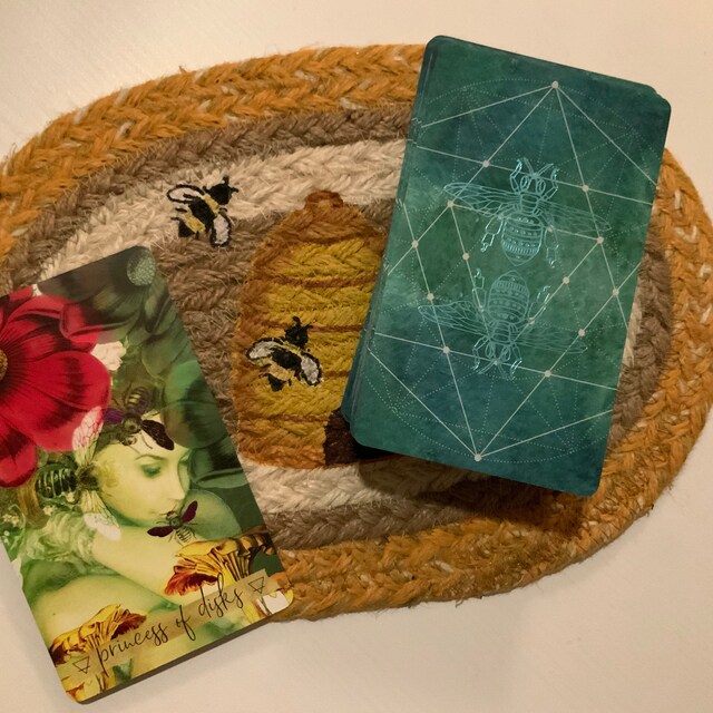新品　海外タロットカード　SACRED BEE  tarot The Sacred Bee Tarot is a bee themed tarot deck — Bee Tarot