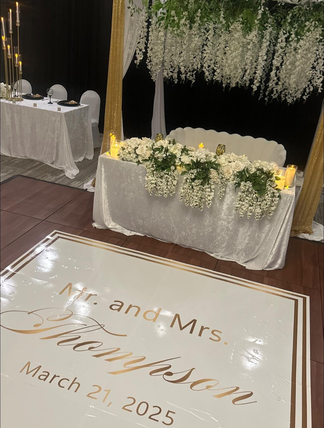 Individueller Hochzeitsaufkleber für die Tanzfläche, glänzendes, abnehmbares Vinyl. Monogrammdruck und Vinyl für die gesamte Tanzfläche. Hochzeitslogo-Design