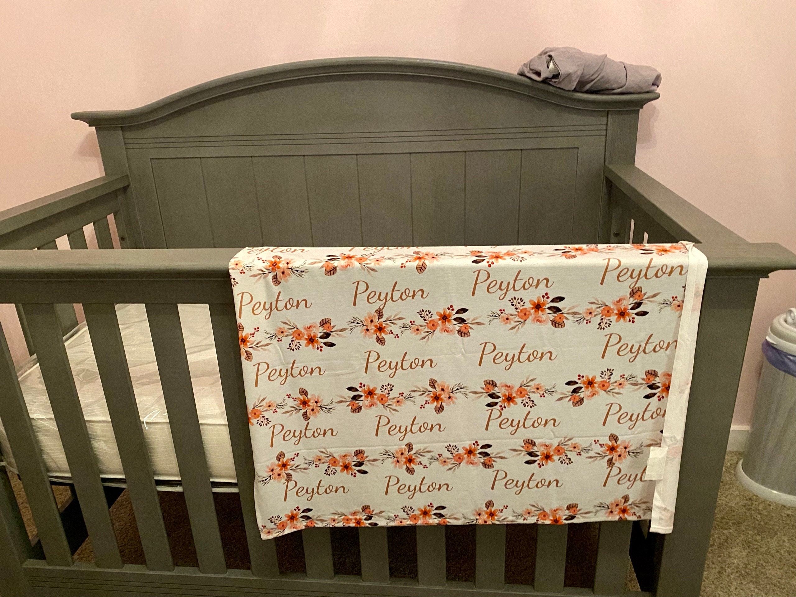 PERSONALISIERTE Wickeldecke mit Pfirsich-Blumenmuster für Neugeborene, Mädchen, Coming-Home-Outfit, Name, Babydecke, Babyparty-Geschenk, Krankenhaus-Foto-Outfit