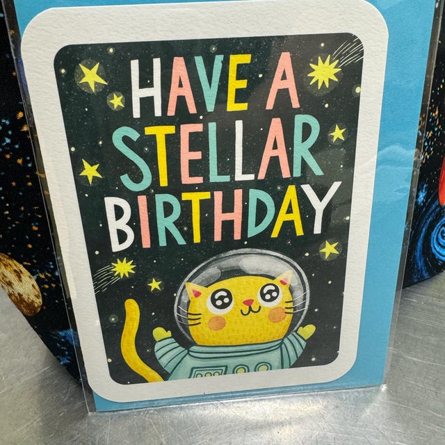 Biglietto di auguri di compleanno stellare con gatto dello spazio: divertente opera d'arte con gatto astronauta - Italia