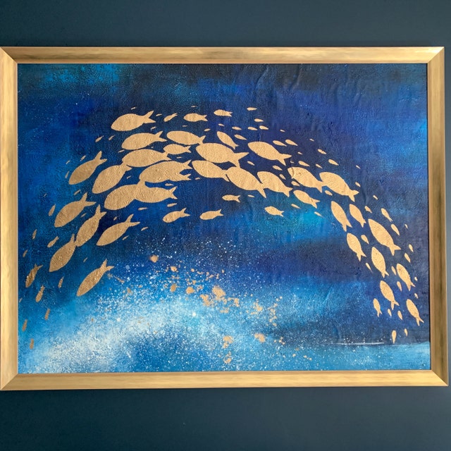 金魚の抽象画：ネイビーブルーの海のテクスチャアート、魚の群れの