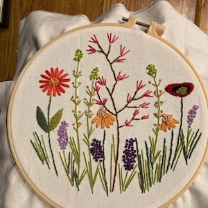 KAMACA Confezione da ricamo, tovaglia con motivo floreale, prestampato, con filo da ricamo e istruzioni per il ricamo fai da te, per adulti (iris e farfalle MD 80 x 80 cm