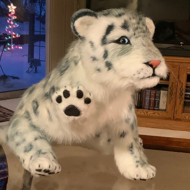 手作りのユキヒョウのぬいぐるみ：ポーズをとれるぬいぐるみの動物の