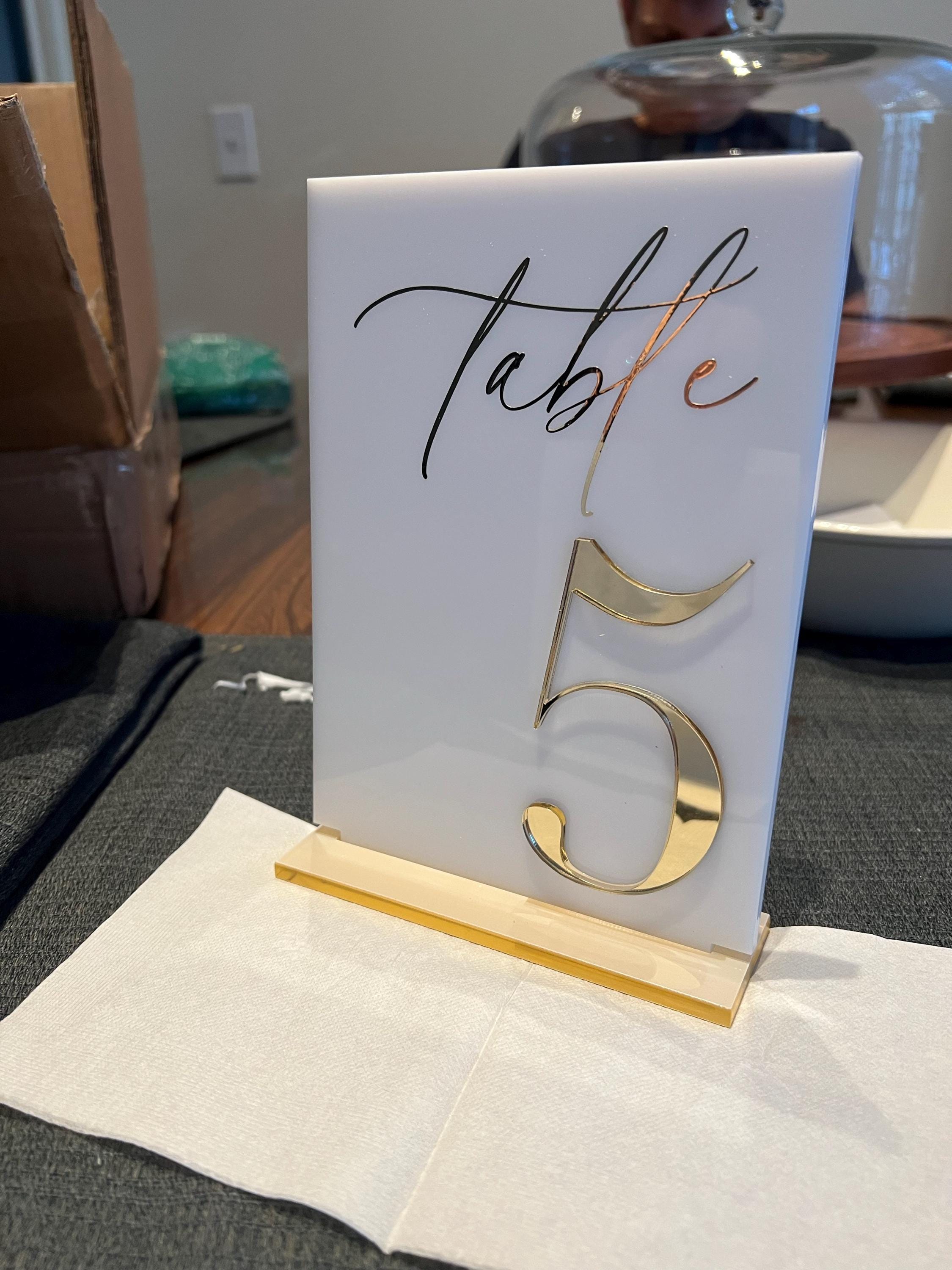 Tischnummern für Hochzeiten - Weiße Acryl-Tischschilder mit 3D-Goldspiegel - Tischdekoration für Hochzeiten - Tischnummern mit Ständern - Tischdekoration für Hochzeiten