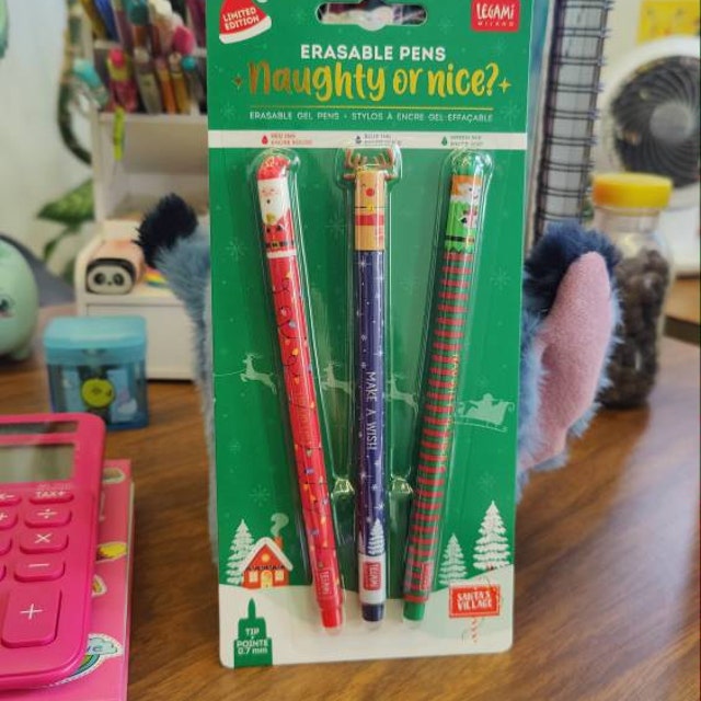 6er Set Löschbare Weihnachtsstifte 2024 Edition – Mit Rentier, Weihnachtsmann & Elf Motiven, In Rot, Blau, Grün, Inkl. Geschenktüte