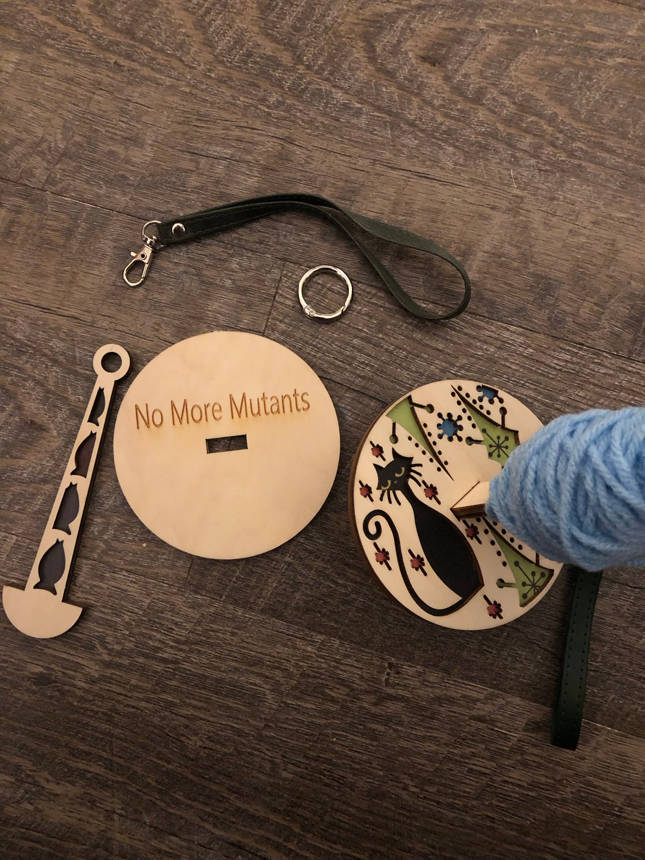 Customized Name Portable Wrist Yarn Holder, Crochet Tools, Portable Wrist Yarn Knitting Stand, Crochet enthusiasts, Gift for Mom/Grandma