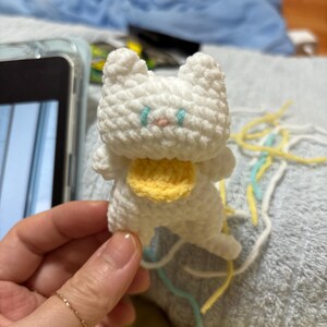 冬コーデ　ふわふわ子猫　ミルクティー子猫　ハンドメイド　あみぐるみ　キーホルダー かぎ針編みの子猫キーホルダーのPDFパターン、英語のあみぐるみミニ