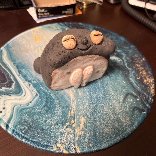 手作りの陶器製カエルの置物：奇妙な彫刻アート、かわいいカエル